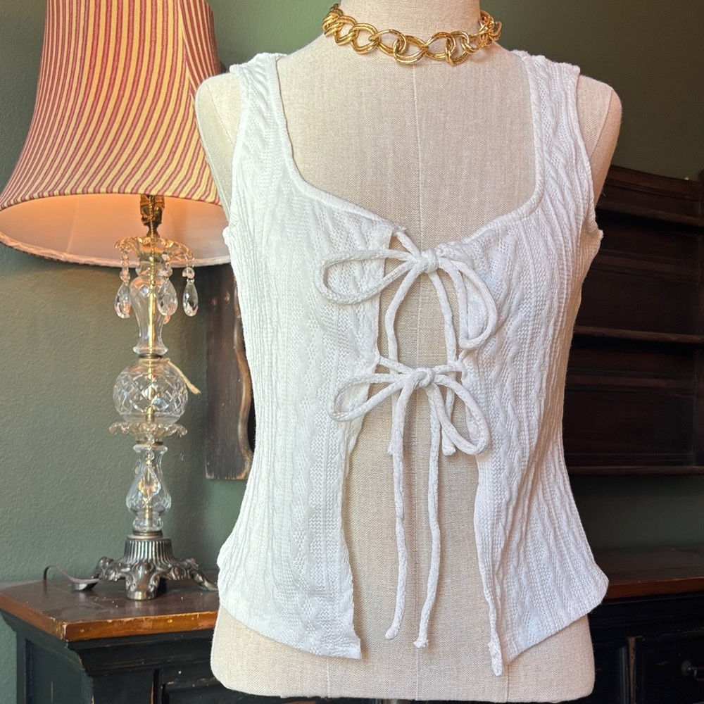 White cable tie front tank